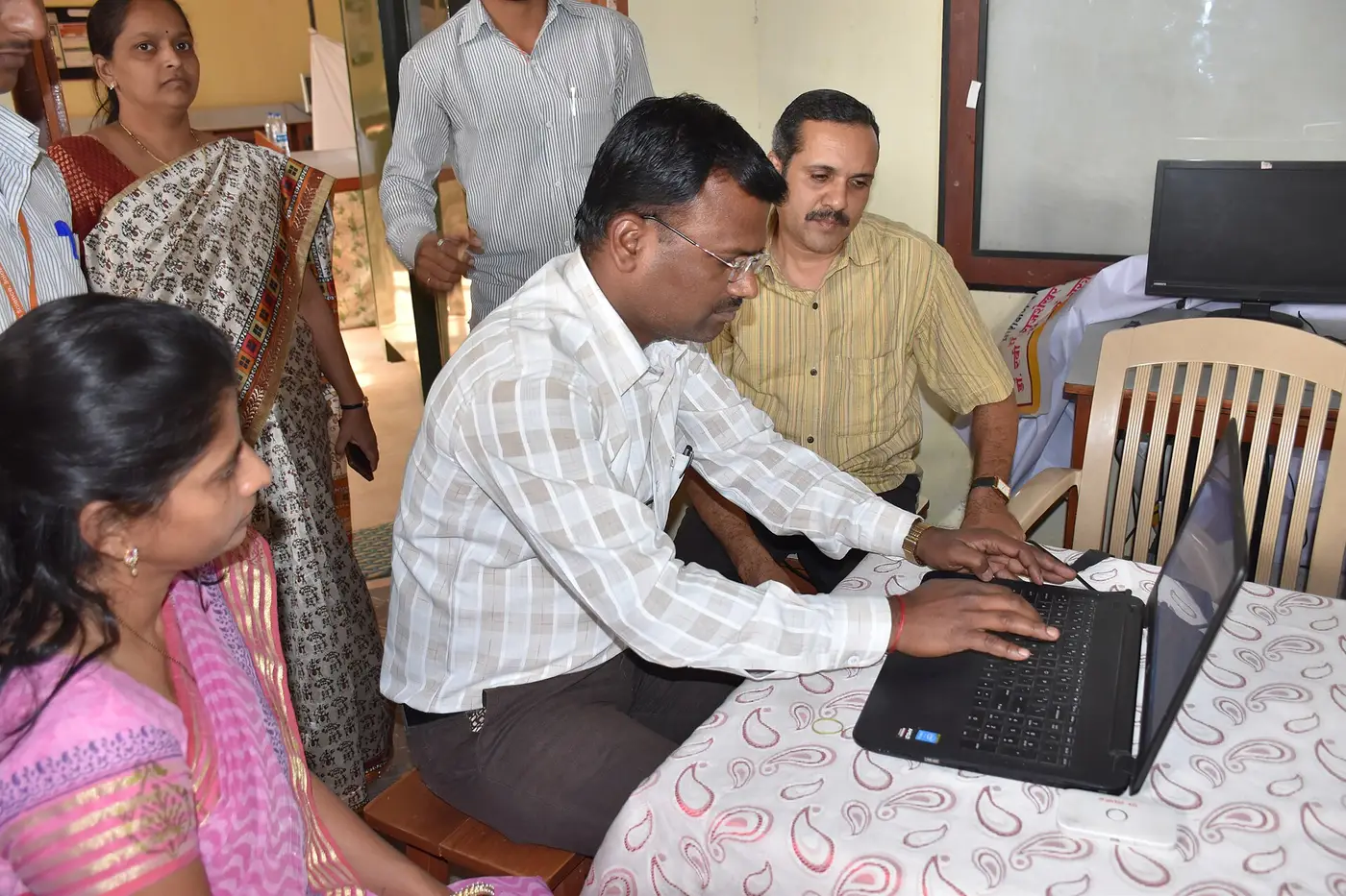 A trainer guiding teachers through a digital session